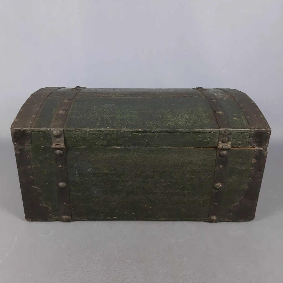 Antiguo cofre de carruaje vitrina de madera verde y hierro finales de 1800 Foto 4 de 4