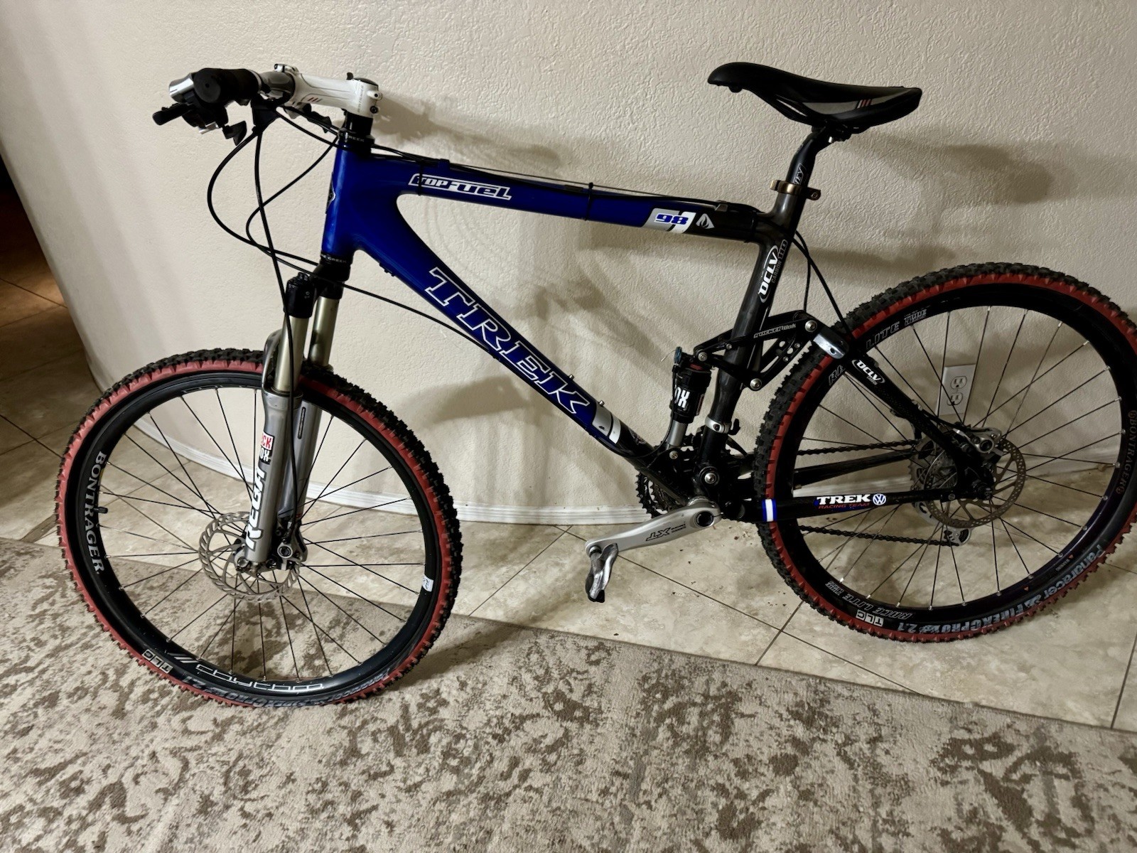 This is a 2006 Trek Top Fuel 98 mountain bike featuring an OCLV 110 Carbon frame