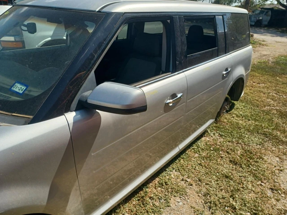 (LOCAL PICKUP ONLY) Rear Bumper Park Assist 1 Exhaust Cutout Fits 10-12 FLEX 611 Foto 2 de 4