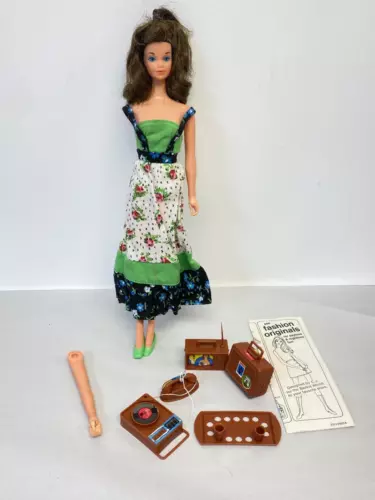 3312 VINTAGE MATTEL BARBIE BUSY STEFFIE DOLL AND ACCESSORY LOT