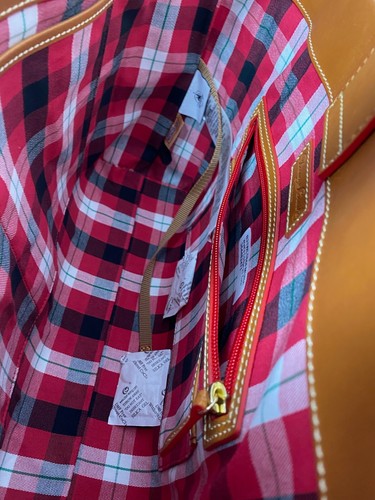 Bolso de Mano NUEVO CON ETIQUETAS GENUINO Dooney & Bourke Disney Mickey & Friends Holiday Walt's Lodge - Imagen 7 de 10