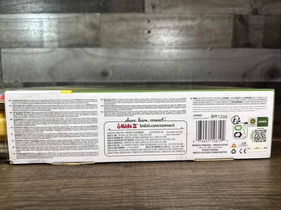 Alfombra de juego y vehículo John Deere / Country Lanes / 35" x 47" / Nueva y sellada Foto 3 de 3