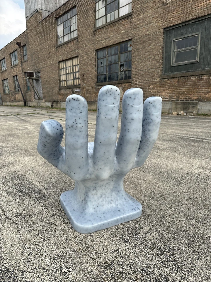 Silla con forma de mano derecha de granito dálmata blanco y negro 32" adulto años 70 iCarly Foto 2 de 4