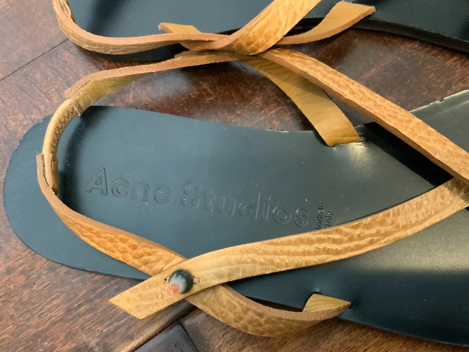 Sandalias Acne Studios de cuero marrón con tiras con púas azules y rojas talla 10 | 40 NUEVAS Foto 2 de 4