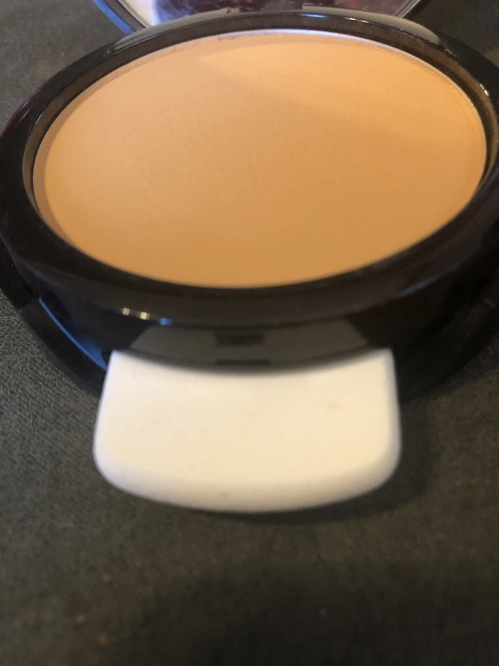 Base en polvo sólido Younique en terciopelo, tetinada una vez para combinar el color. Foto 3 de 4