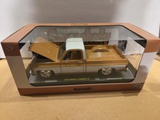 Chevrolet Cheyenne 10 1973 marrón blanco M2 Machines Squarebody Syndicate 1:24