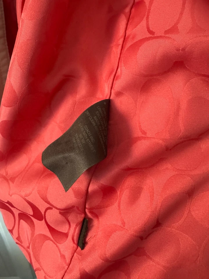 Gabardina Coach cuello crema/beige rosa interior para mujer talla XL RN: 132154 Foto 2 de 3