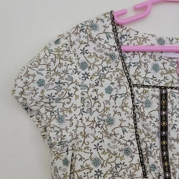 Top Xhilaration Blanco, Azul y Verde Floral Campesino Manga Corta Pana Niñas M Foto 4 de 4