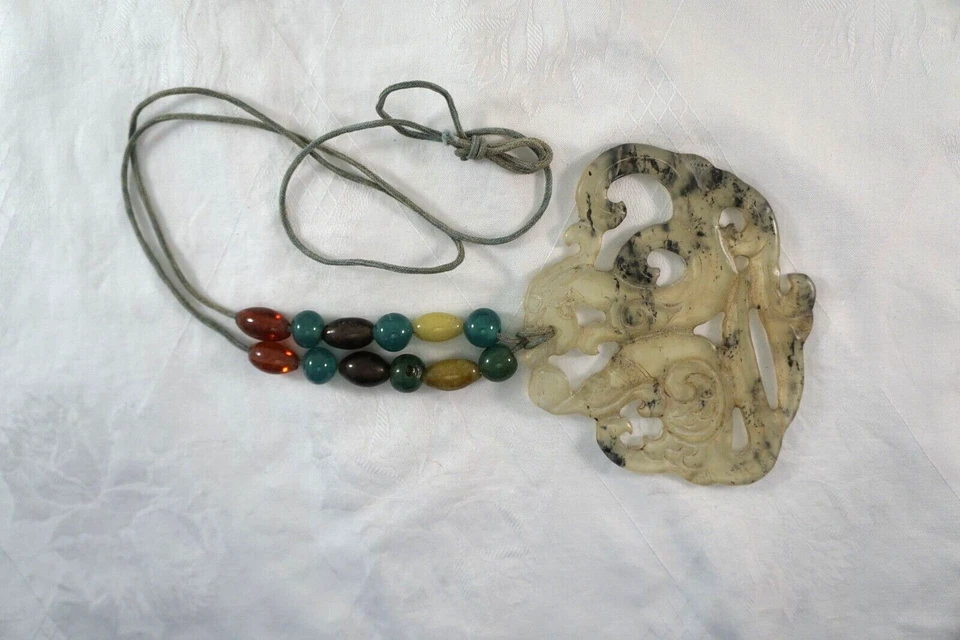 Enorme colgante de jade translúcido perforado con cuentas de vidrio hechas a mano en cordón Foto 4 de 4