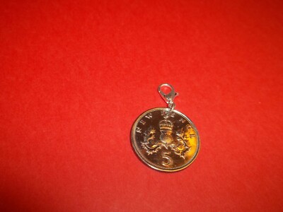 FÜNF (5) PENCE MÜNZE - HOCHPOLIERTER SILBERANHÄNGER / CHARM - 1968 bis 1989