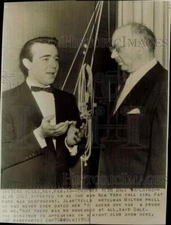 1953 Press Photo Alan Dale talks to Las Vegas hotelman Milton Prell. - hpw33741