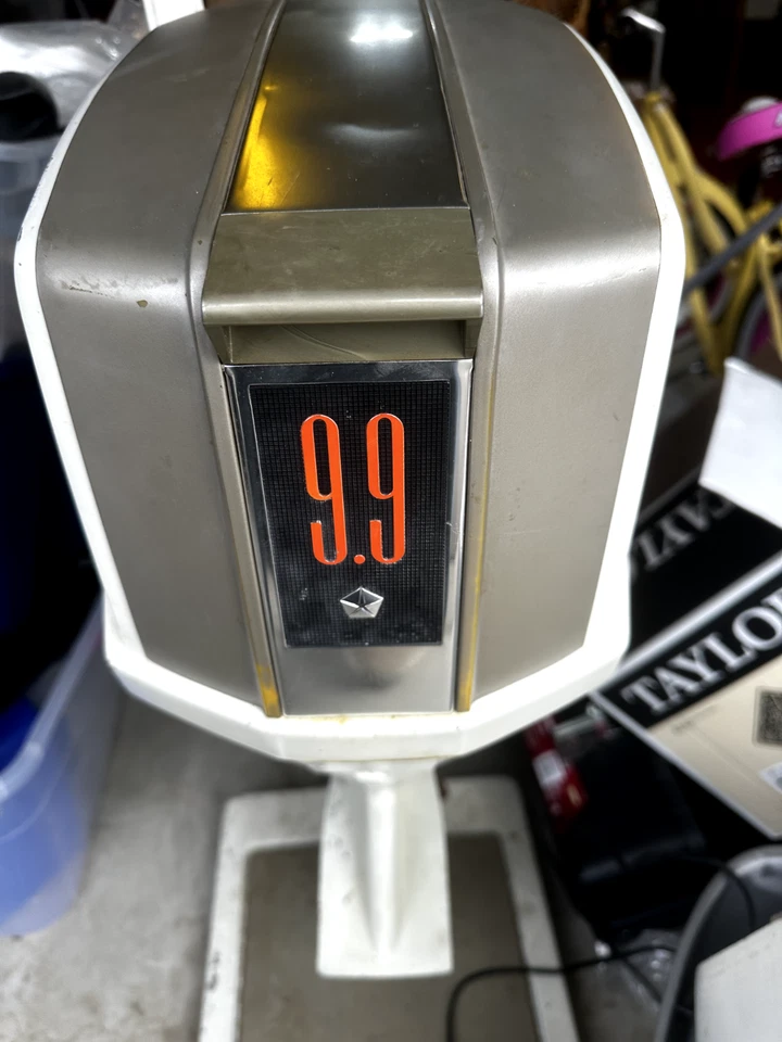 Fueraborda vintage 9,9 con soporte. Foto 3 de 4