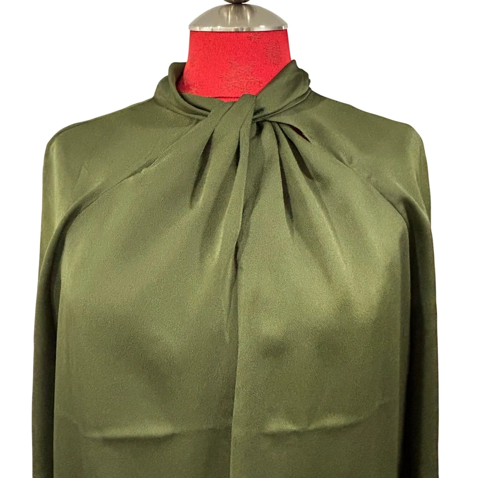 Blusa Banana Republic Carrera Verde Oliva Manga Larga Top Sedoso Cuello Alto Talla S Foto 2 de 4