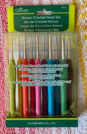 New Clover Amour Crochet Hook Set 10-Piece Soft Grip Assorted Sizes 3672