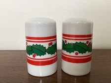 Vintage Christmas Salt And Pepper Shakers Amscam Holly Berries 1970s