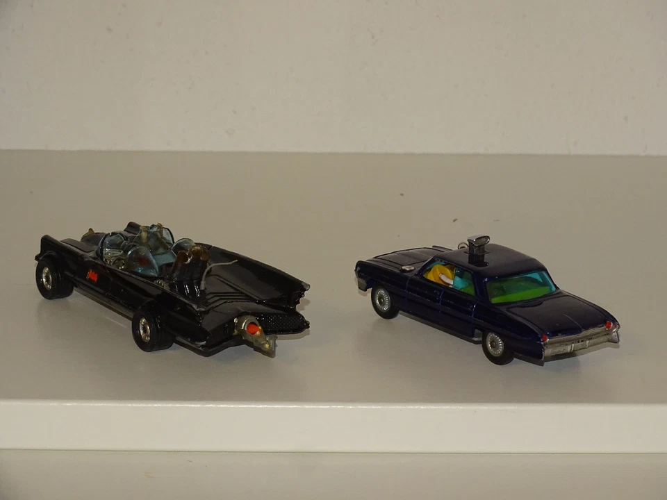 Corgi 1:43 Batman Batmobile + Man From Uncle Oldsmobile Super 88 beschädigt - Bild 4 von 4