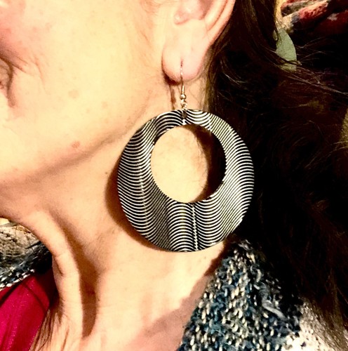 Vtg 80s Huge Metal Dangle Hoops Pierced Earrings~ Black w/Silver Wavy Lines 3.5" - Picture 2 of 8