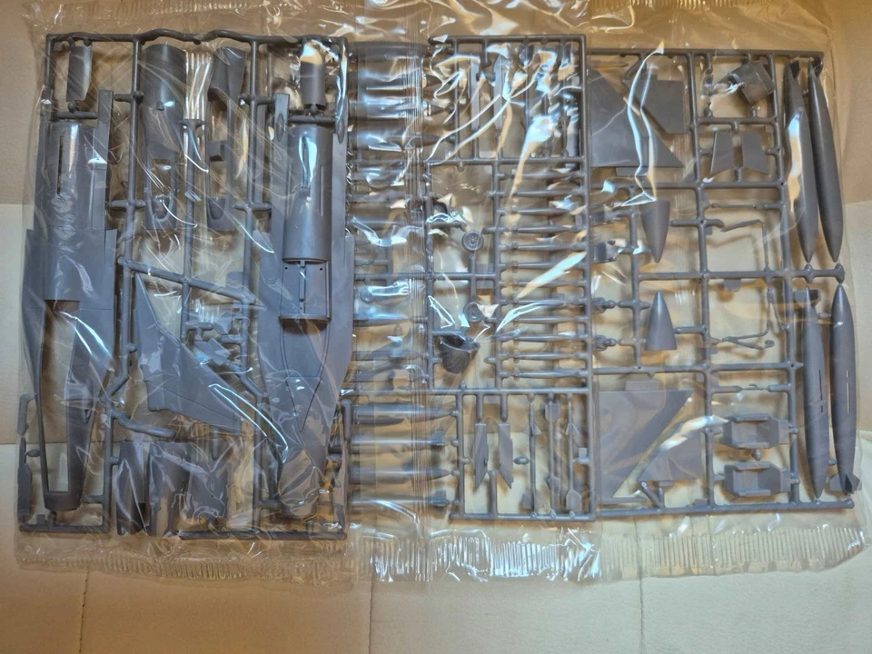 Revell: F 16 B RNAF "Tigermeet 1992" - scala 1/72 - Immagine 3 di 4