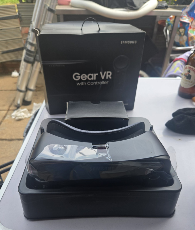 Samsung Gear VR with Controller Smartphone VR Headset - Black