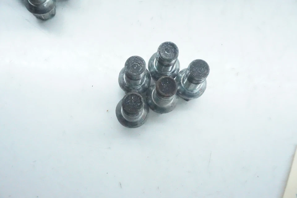 Комплект из 15 оригинальных зажимных шпилек для колес Volkswagen Tiguan 2018-2022 годов выпуска - Изображение 2 из 4