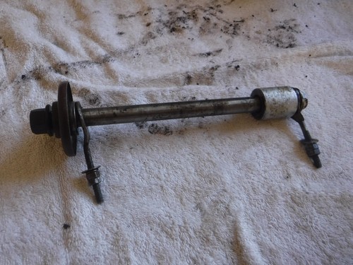 Honda H 100S Hinterradspindel mit Buchsen & Kettenverstellern, aus einem D Kennzeichen Motorrad