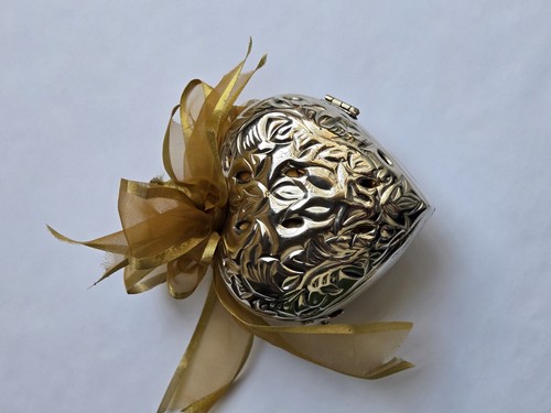 Silber filigrane Herz Potpourri Box mit aromatischen Holz Locken, Gold Schleife Akzent - Bild 5 von 8