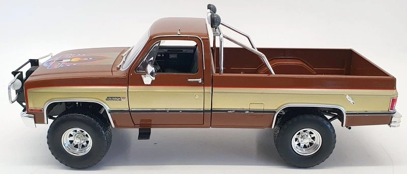 Greenlight 1/18 Scale 13560 - 1982 GMC K-250 Sierra Grande Lee Majors Fall Guy - Image 2 of 4