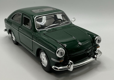 1967 VOLKSWAGEN 1600 FASTBACK GREEN 1:24 SCALE BY MAISTO