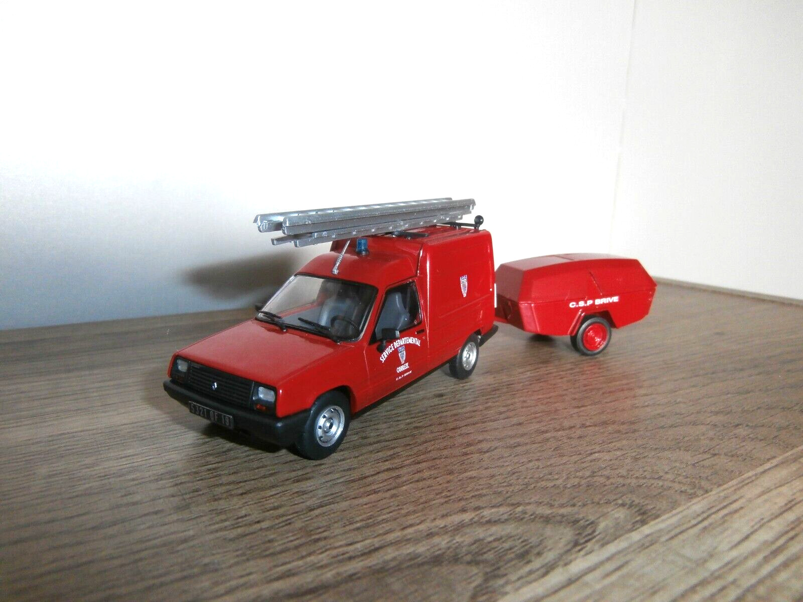Modèle réduit Renault Express 1/43e d'exception Pompiers de Corrèze de collection