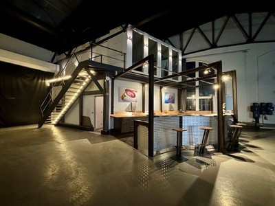 Eventküche Studioküche Loft Design mit Theke, 14 Barhockern & E-Geräten