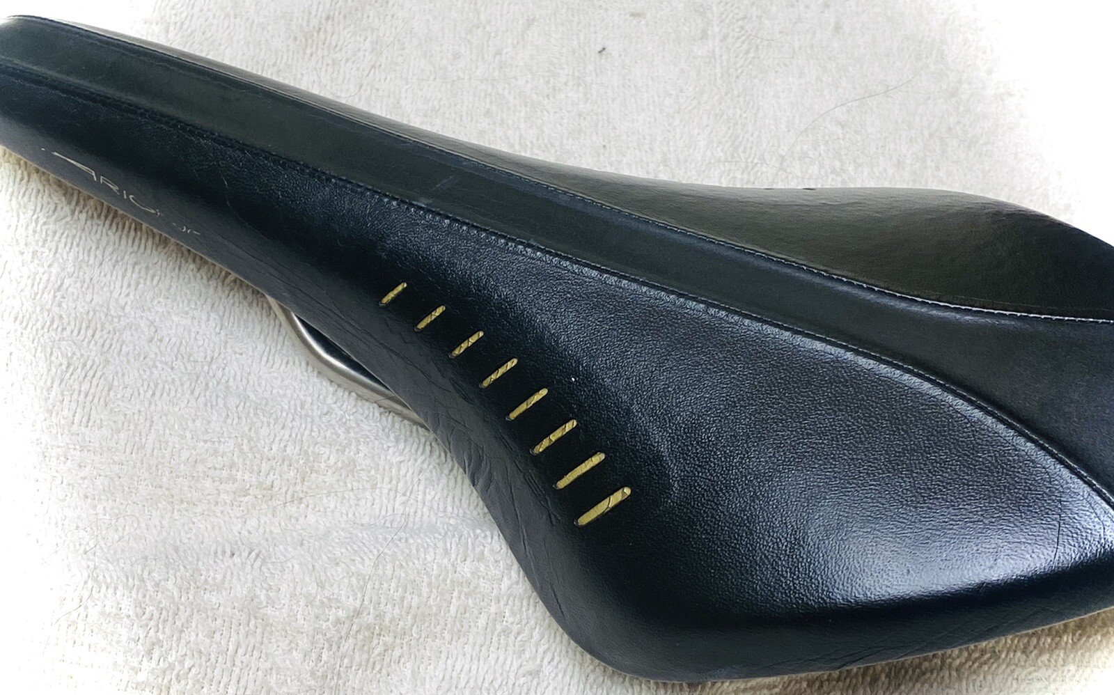 Fizik Wing Flex Arione Leather Titanium saddle Light fast 9 Oz Exceptional Cond.