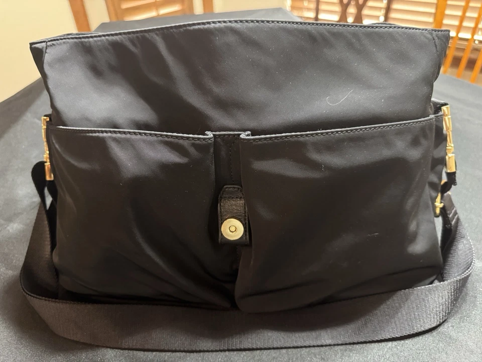 Bolso de mano mensajero de cuero negro de nailon con cambiador TORY BURCH Foto 4 de 4