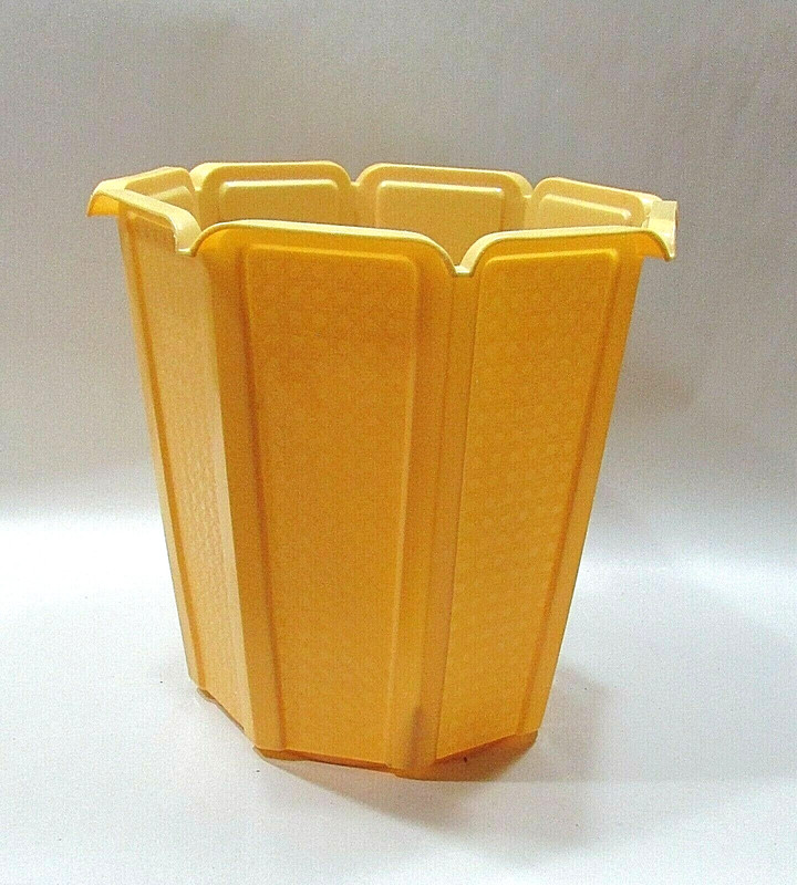 Vintage 1980's Rubbermaid Retro Gold Plastic Octagon Trash Can Wastebasket 