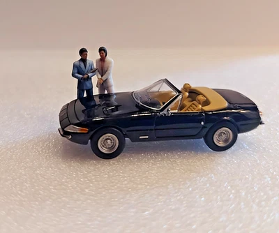 Miami Vice Brekina 22941 Ferrari 365 GTS/4 mit Figuren TV-Serie 80er OVP 1:87 - Bild 1 von 4
