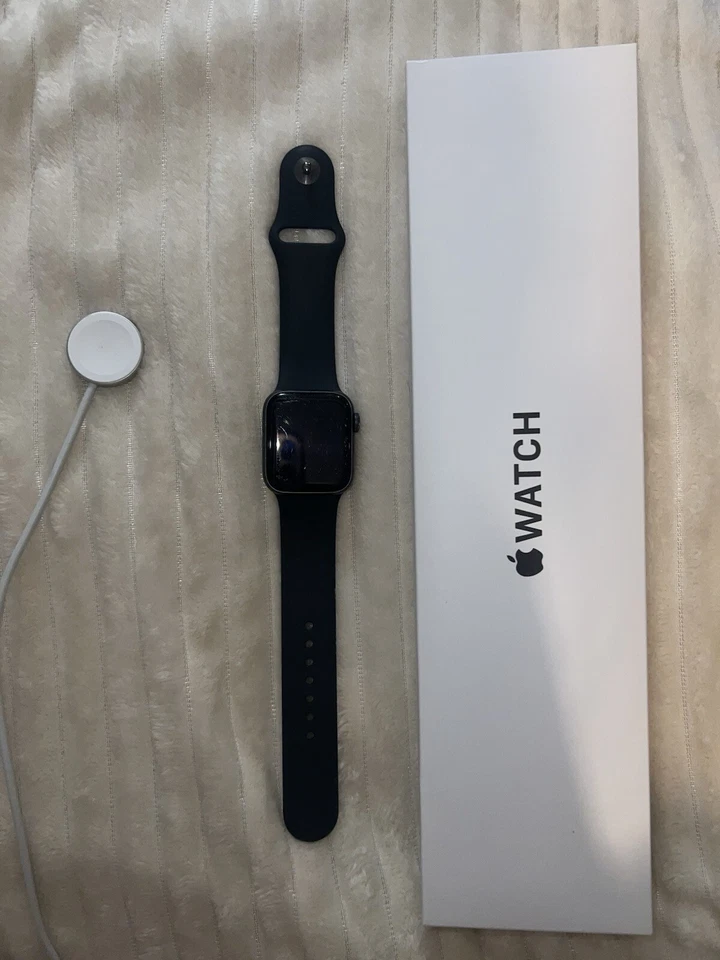 Apple Watch SE 40mm Space Grey Aluminum Case with Black Sport Band - Regular GPS, photo 1 of 5