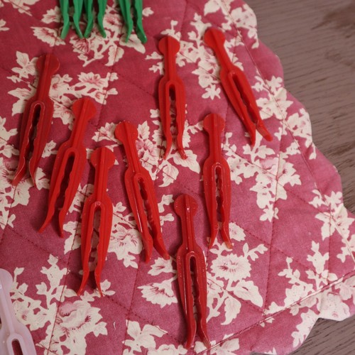 Vintage MASTRO Clothespins Plastic Lot of 27 Clothes Pins Multi color - Picture 6 of 6