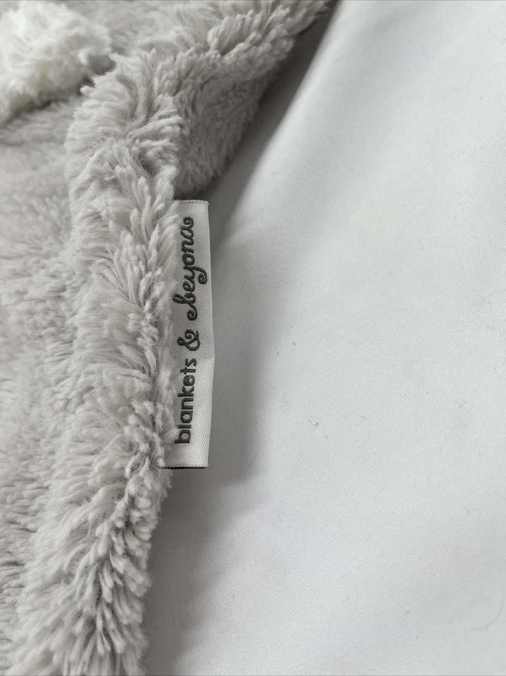 Mantas y más allá manta de seguridad gris y blanco de felpa cachorro perro Lovey Foto 3 de 4