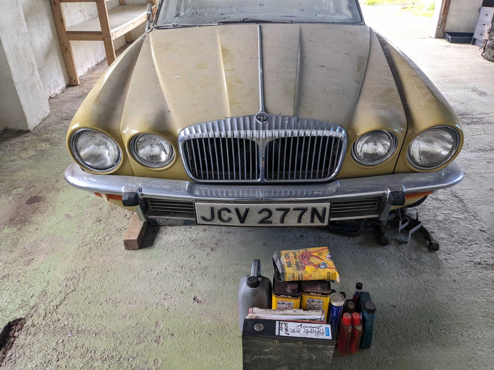 Image 3 - Daimler Sovereign Series 2 Barn Find 4.2 Auto 4 Door Saloon 1973 N reg w/ spares