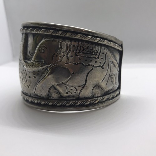 Silver tone etched elephants facing each other cuff bracelet - Picture 4 of 12