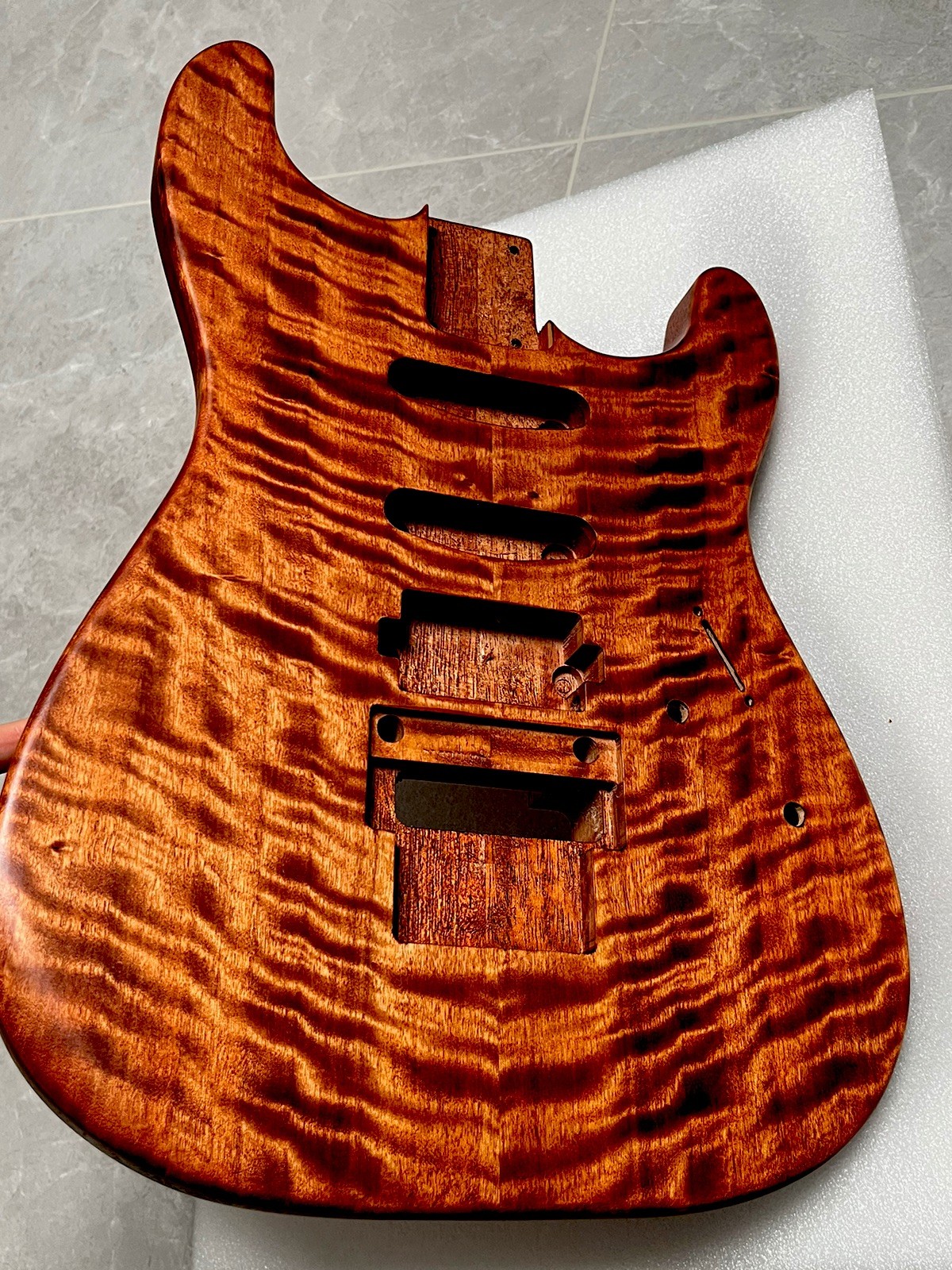 Corpo chitarra elettrica in mogano AAAAA e cover ispessita in acero fiamma satinata foto 5