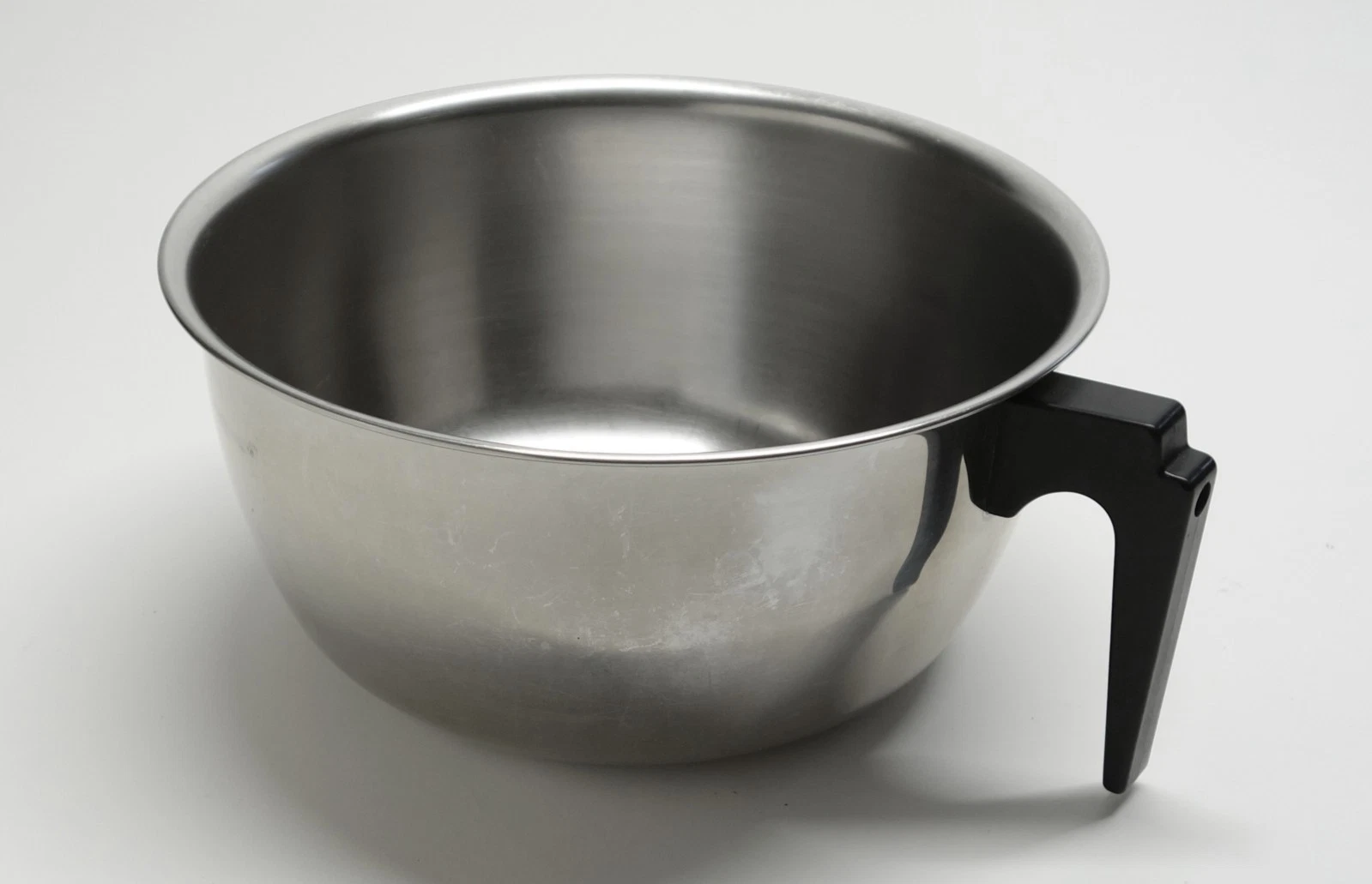 Vollrath stainless steel # 6953 • black handle mixing bowl • 9.5” x 5” • 4QT