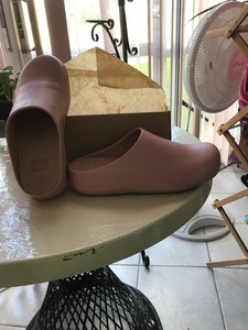 fitflop shuv leather clogs