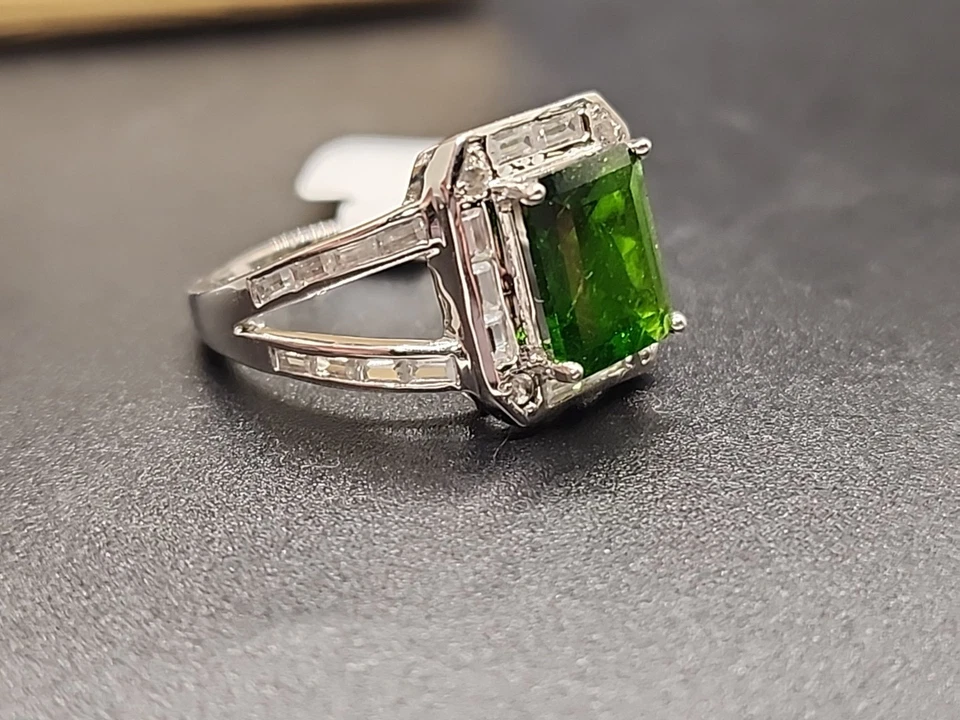 Anillo de vástago dividido esmeralda verde creado en laboratorio de 1,73 cwt enchapado en rodio .925 talla 10 Foto 2 de 4