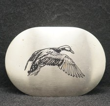 WD07162 AWESOME VINTAGE 1970s DUCK FLYING ARTWORK SILVERTONE BELT BUCKLE