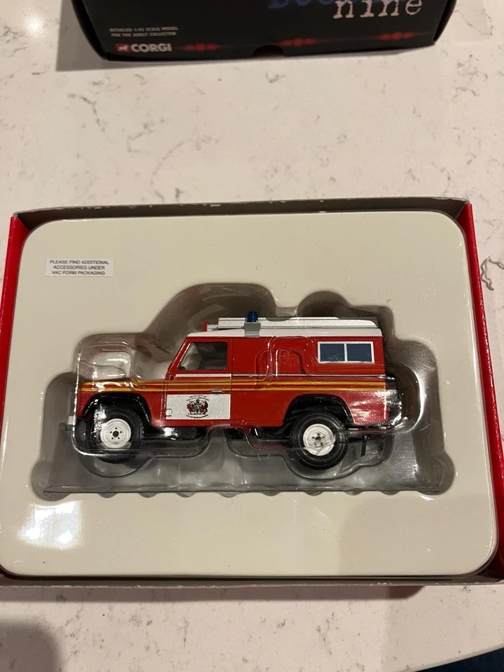 Corgi CC07704 Land Rover 110 Mountain Range Light 4 Wheel Drive Pump South Glamo - Image 2 of 4