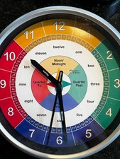 Horloge murale éducative à code couleur au choix de l'enseignant