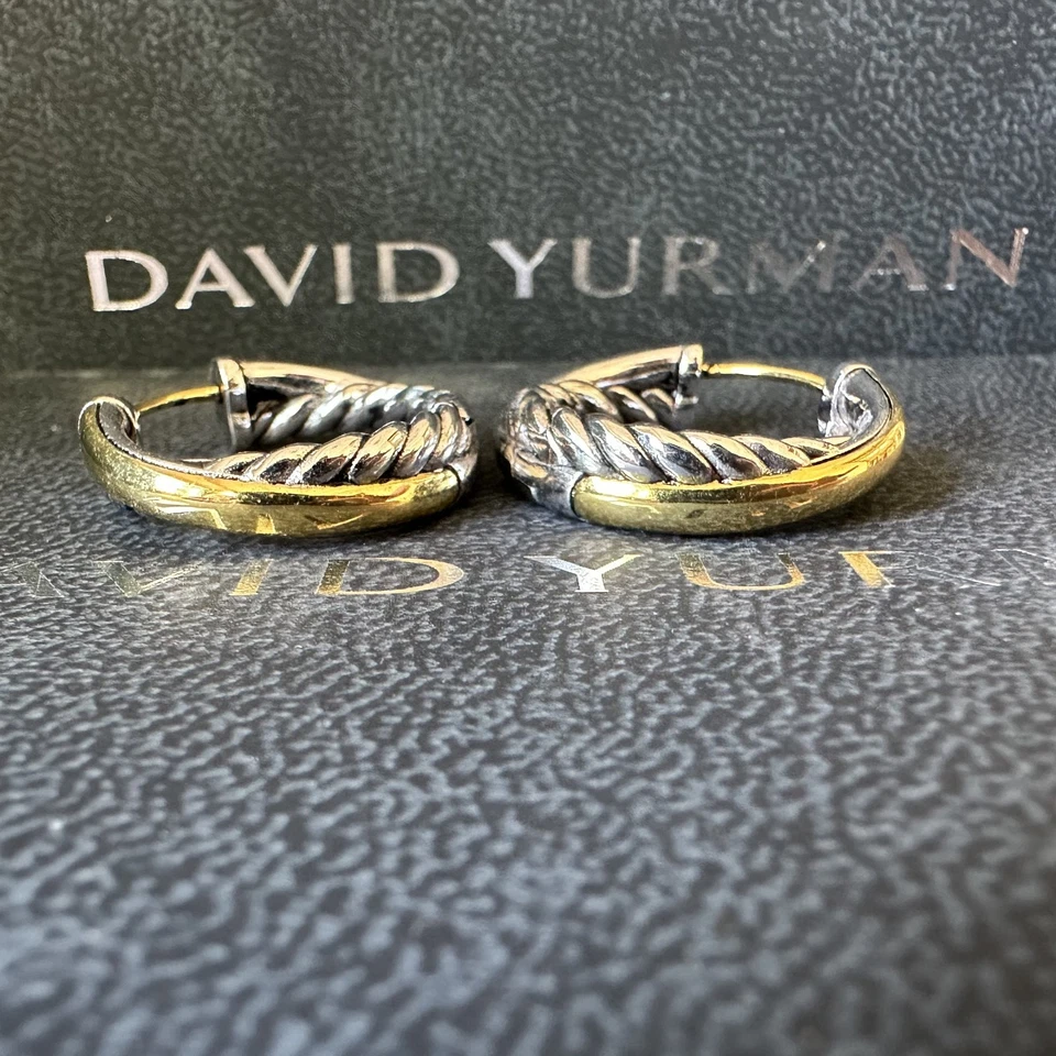 Brincos de argola cruzados de prata esterlina com ouro 18k David Yurman - Imagem 3 de 4