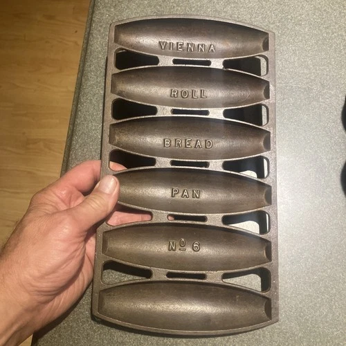 *RARE* GRISWOLD CAST IRON NO.6 VIENNA ROLL BREAD PAN
