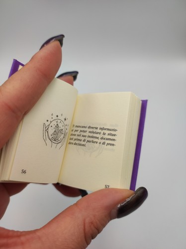 MINIATURA Il piccolo libro delle risposte Magiche di Vega Roze da collezione - Picture 4 of 4