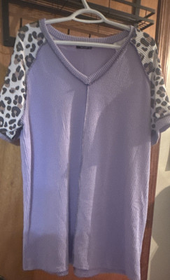 Heimish U.S.A Women s Plus 3X Ribbed Knit V-Neck Raglan Leopard Sleeves Tee